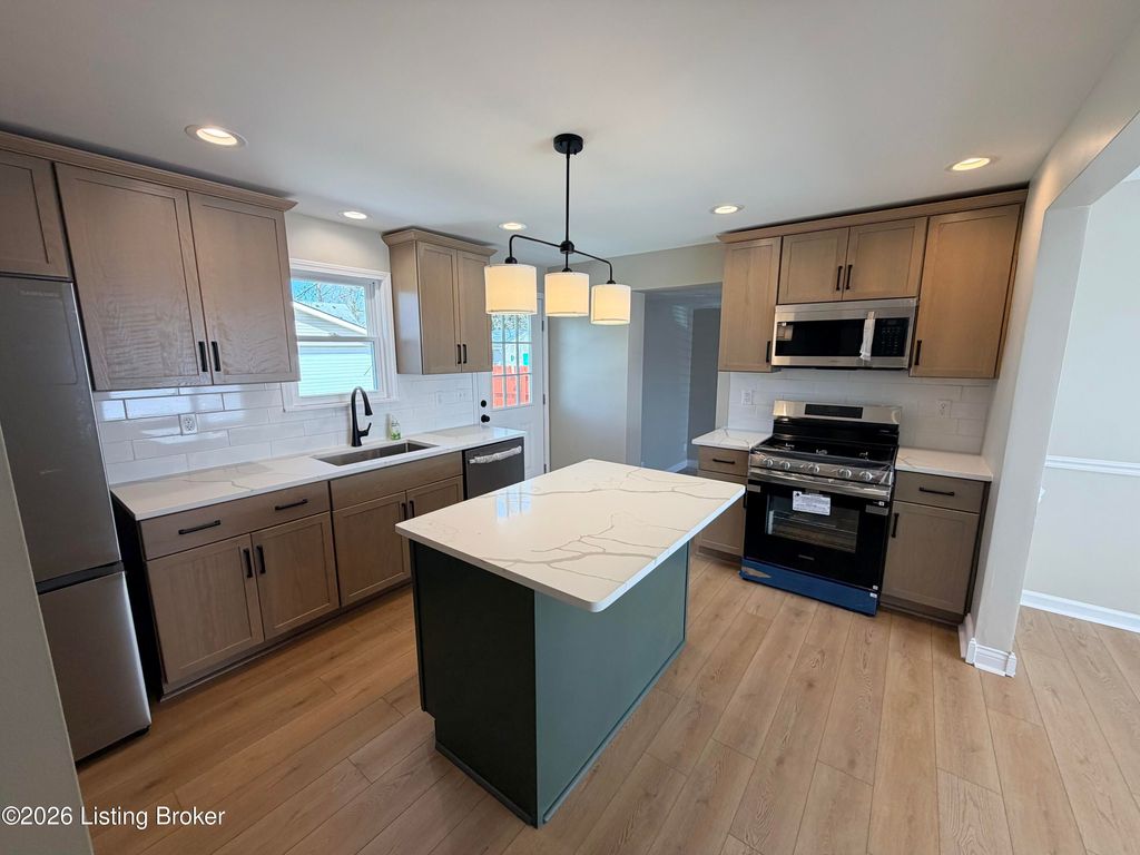 Photo of 6413 South Dr, Louisville, KY 40272 (MLS # 1712443)