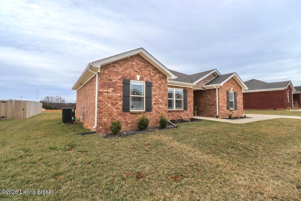 Photo of 309 Oak Hl Ct, Bardstown, KY 40004 (MLS # 1709608)
