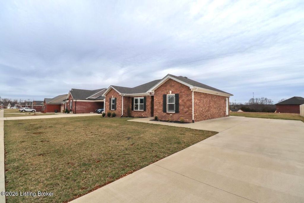 Photo of 309 Oak Hl Ct, Bardstown, KY 40004 (MLS # 1709608)