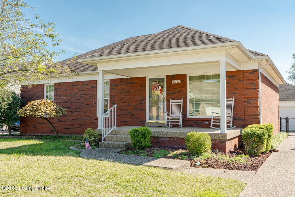 Photo of 6912 Day Break Ct, Louisville, KY 40272 (MLS # 1730575)