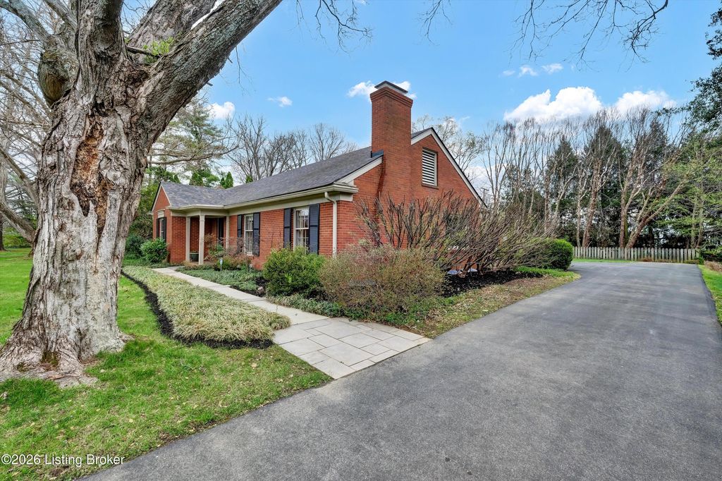 Photo of 6353 Limewood Cir, Louisville, KY 40222 (MLS # 1716746)