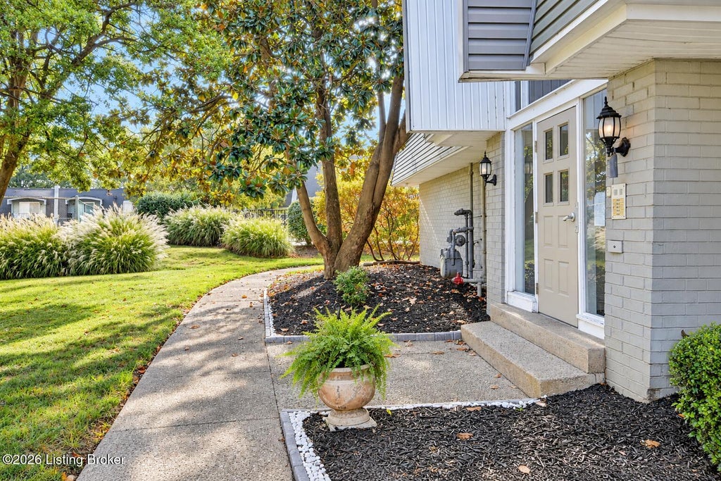 Photo of 819 La Fontenay Ct, Louisville, KY 40223 (MLS # 1729423)