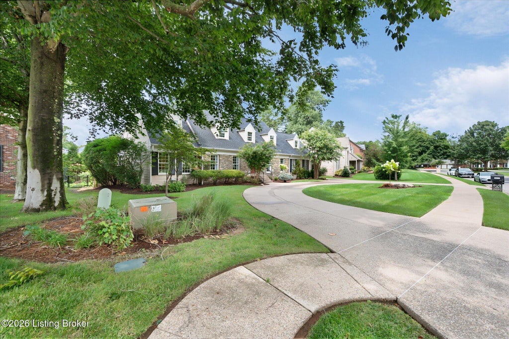 Photo of 1402 Oxmoor Woods Pkwy, Louisville, KY 40222 (MLS # 1726185)