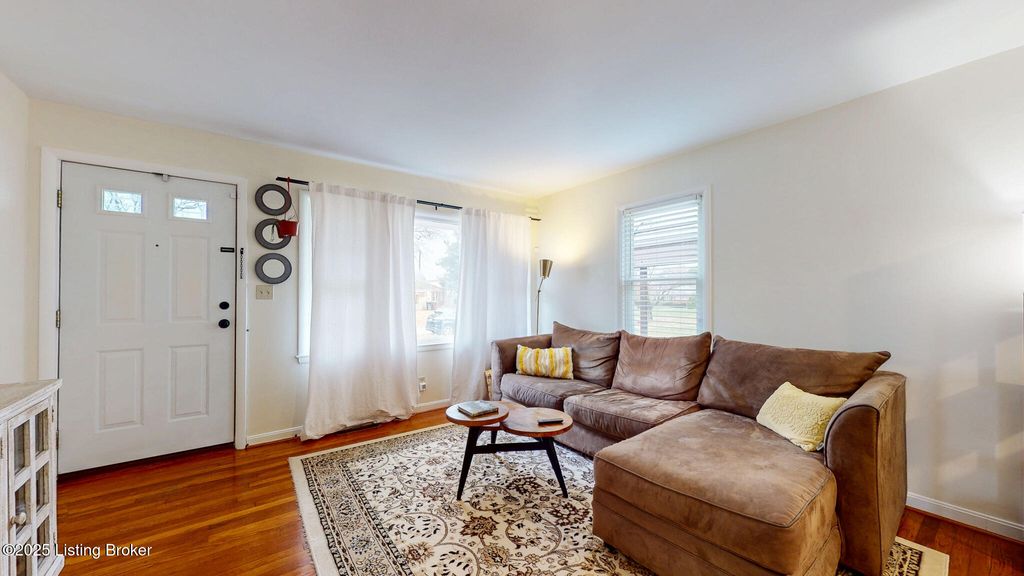 Photo of 1319 Whirlaway Dr, Louisville, KY 40242 (MLS # 1704361)