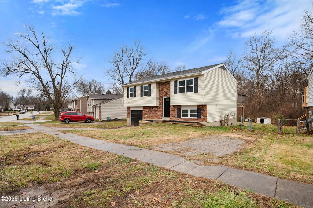 Photo of 5408 Sprigwood Ln, Louisville, KY 40291 (MLS # 1705568)