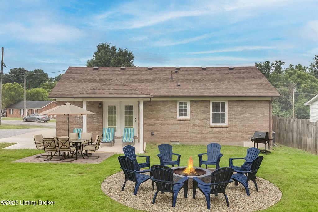 Photo of 138 Springhill Drive Dr, Bardstown, KY 40004 (MLS # 1701188)