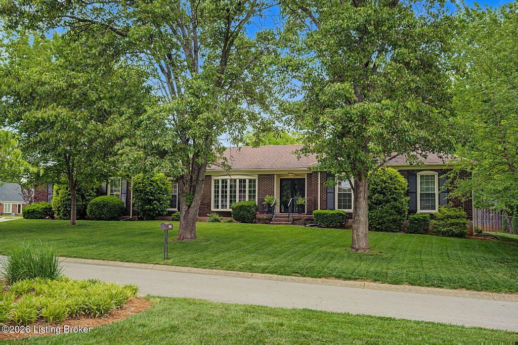 Photo of 2219 Stonehurst Dr, Louisville, KY 40242 (MLS # 1716549)