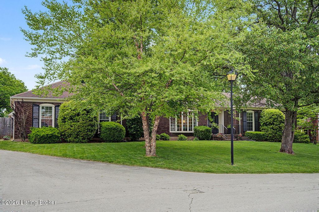Photo of 2219 Stonehurst Dr, Louisville, KY 40242 (MLS # 1716549)