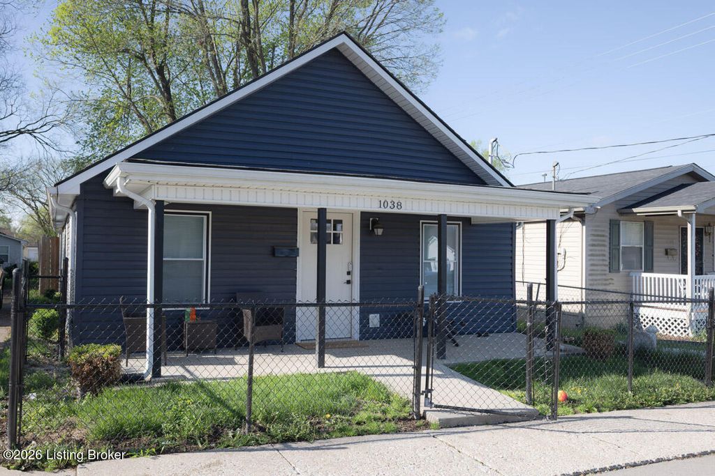 Photo of 1038 High St, Shelbyville, KY 40065 (MLS # 1713749)