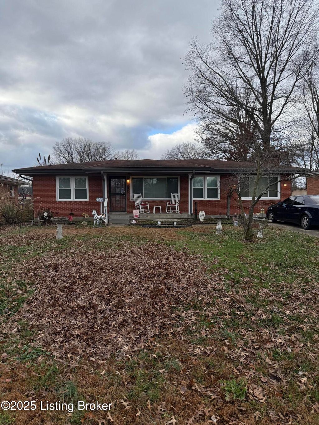 Photo of 5315 Velle Vista Dr, Louisville, KY 40272 (MLS # 1704270)