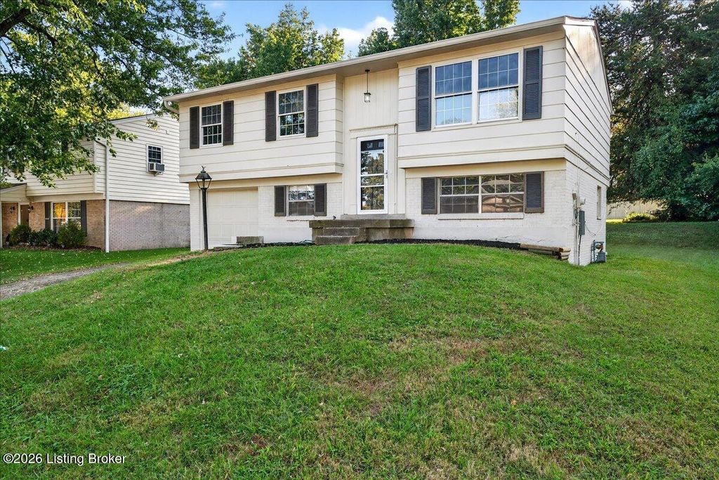 Photo of 3912 Riveroaks Cir, Louisville, KY 40241 (MLS # 1708364)