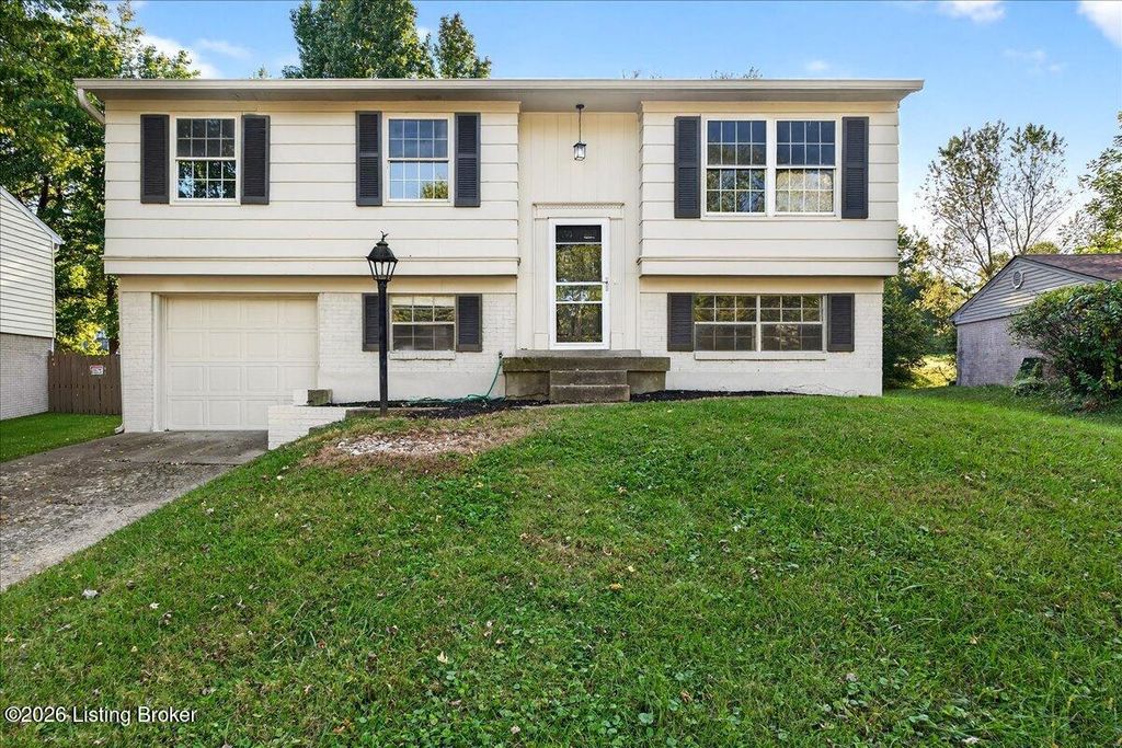 Photo of 3912 Riveroaks Cir, Louisville, KY 40241 (MLS # 1708364)