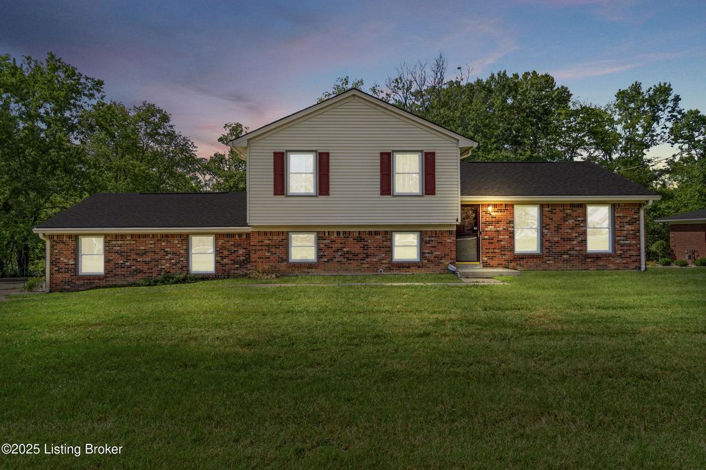 Photo of 4012 Cumberland Dr, La Grange, KY 40031 (MLS # 1700116)