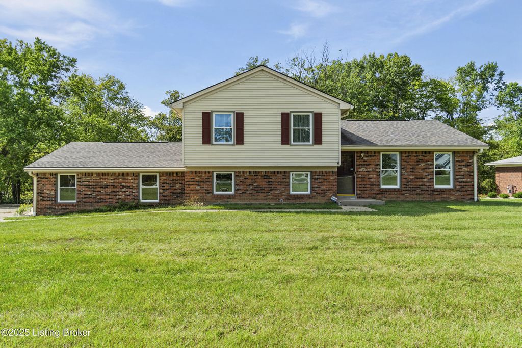 Photo of 4012 Cumberland Dr, La Grange, KY 40031 (MLS # 1700116)
