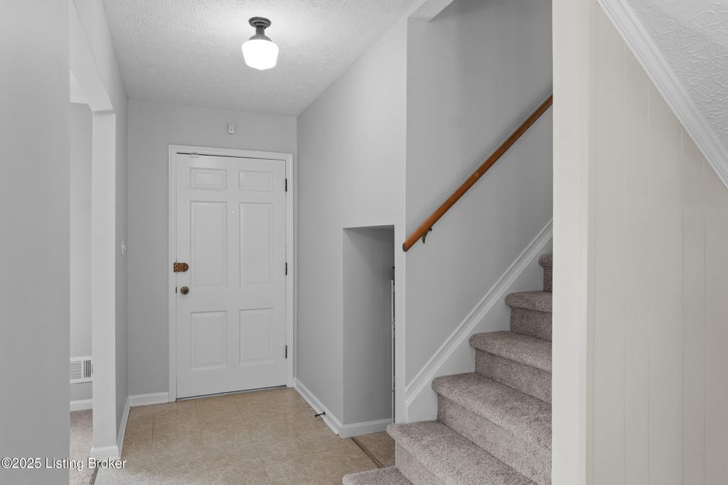 Photo of 4012 Cumberland Dr, La Grange, KY 40031 (MLS # 1700116)