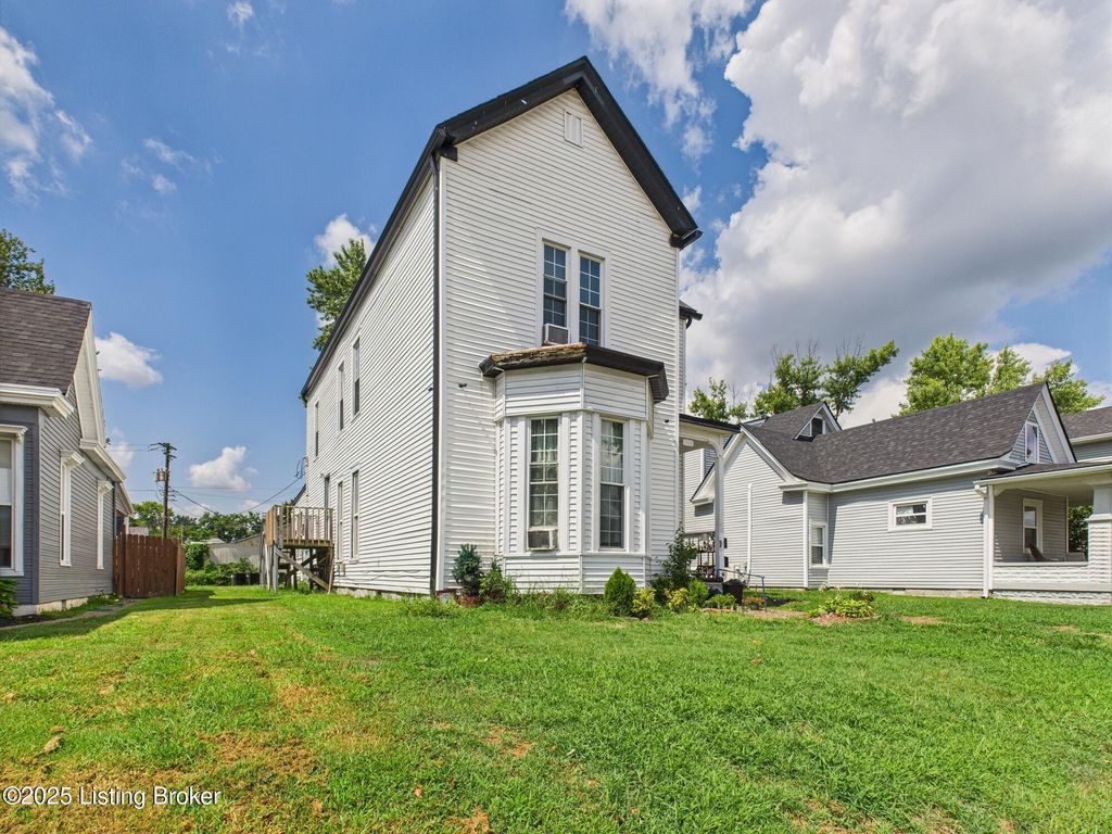 Photo of 1919 Center St, New Albany, IN 47150 (MLS # 1705119)