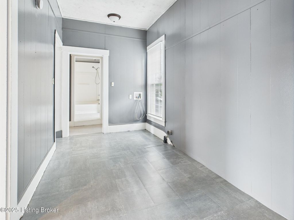 Photo of 1919 Center St, New Albany, IN 47150 (MLS # 1705119)