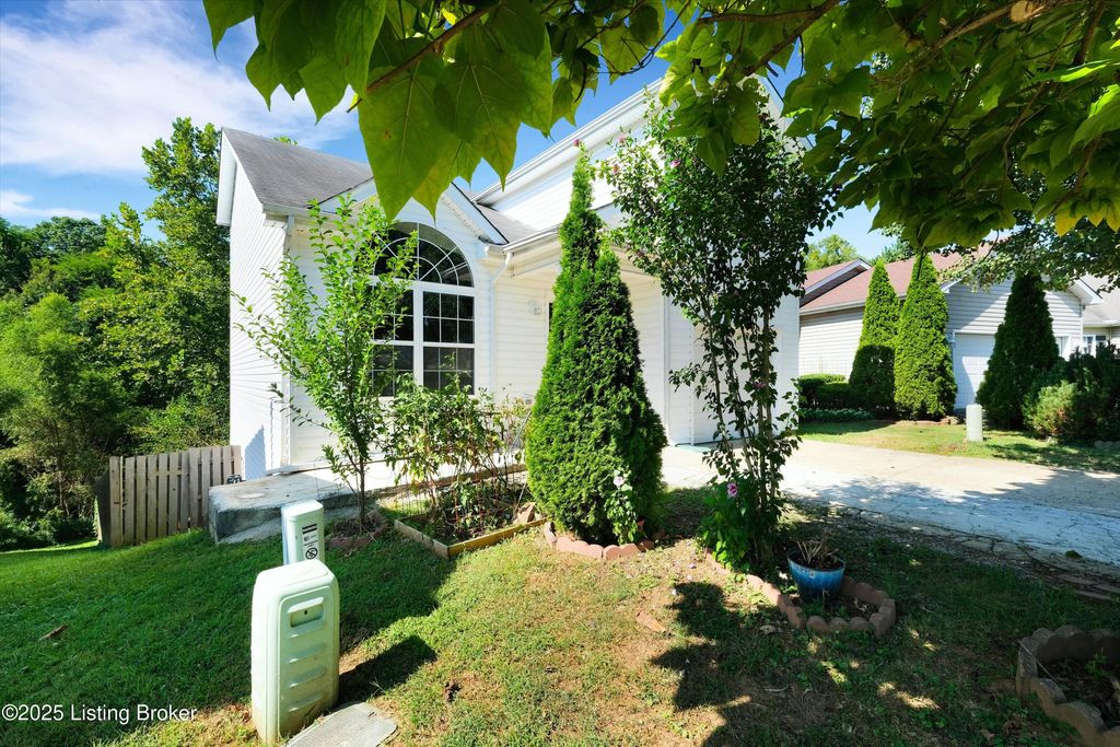 Photo of 5812 Lake Erie Dr, Louisville, KY 40291 (MLS # 1711948)