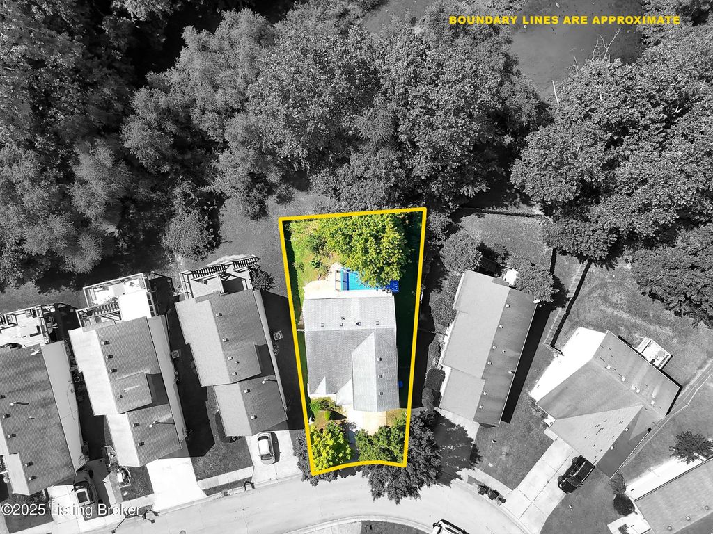 Photo of 5812 Lake Erie Dr, Louisville, KY 40291 (MLS # 1711948)