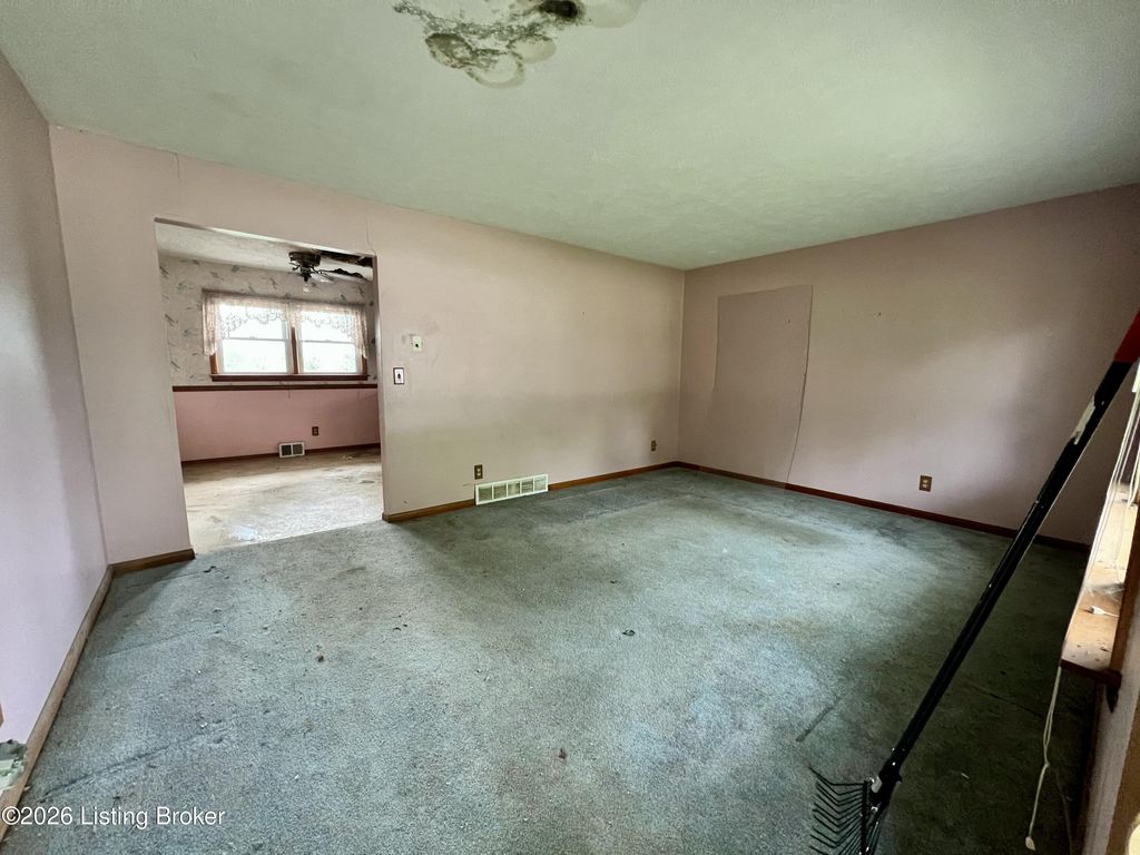 Photo of 7405 Beahl Blvd, Louisville, KY 40258 (MLS # 1715920)