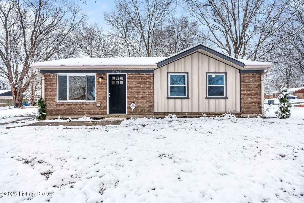 Photo of 10763 Tarrytowne Rd, Louisville, KY 40272 (MLS # 1704720)