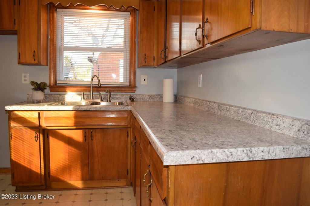 Photo of 3001 Hikes Ln, Louisville, KY 40220 (MLS # 1634338)