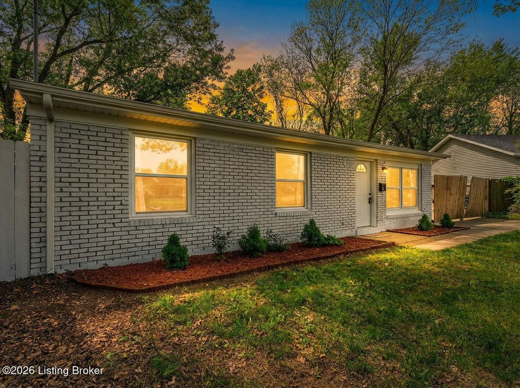 Photo of 10906 Milwaukee Way, Louisville, KY 40272 (MLS # 1722608)