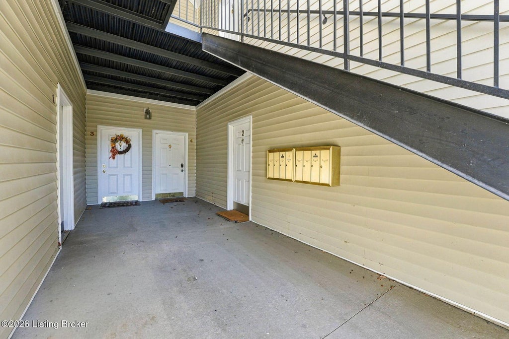 Photo of 1110 Westlynne Pl #1, Louisville, KY 40222 (MLS # 1732550)