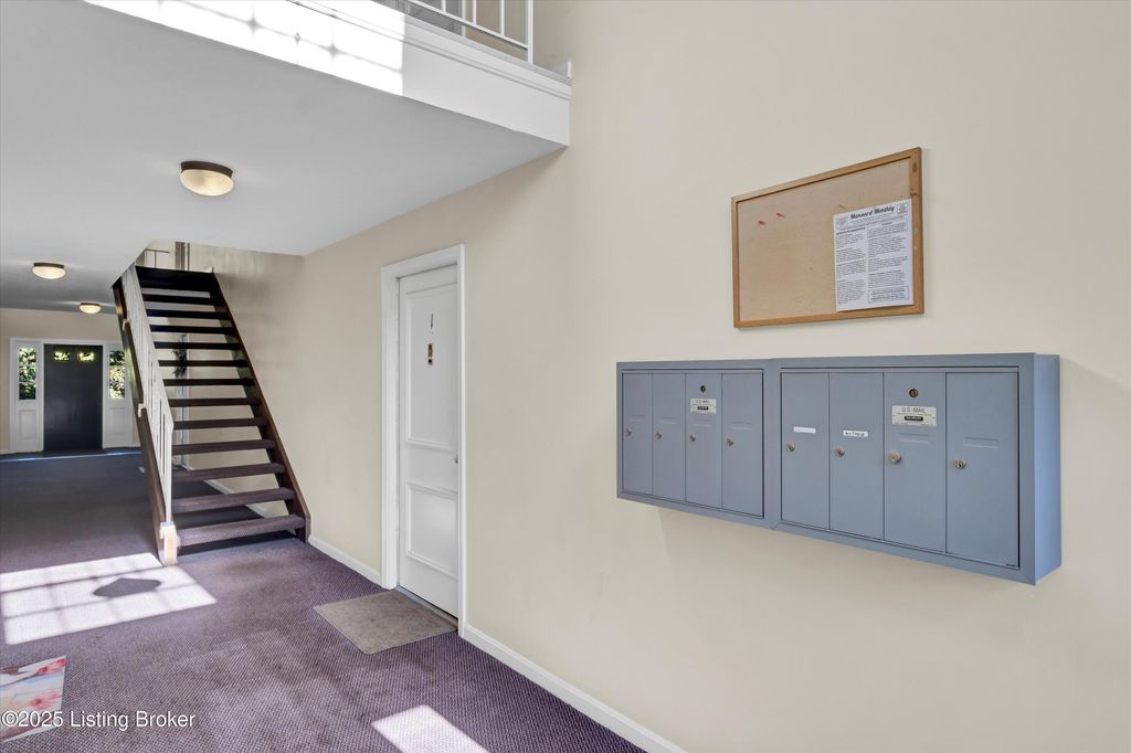 Photo of 205 Flanders Ct #1, Louisville, KY 40218 (MLS # 1702021)