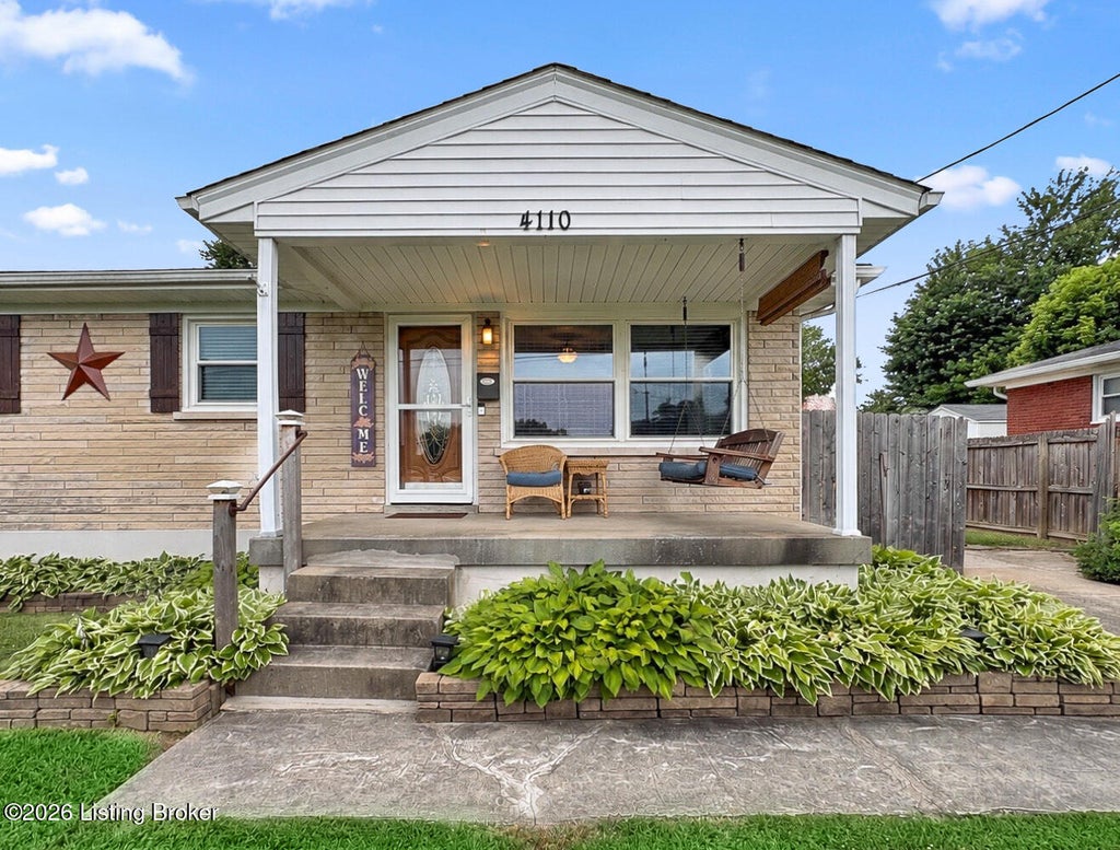 Photo of 4110 Jim Hawkins Dr, Louisville, KY 40229 (MLS # 1721254)