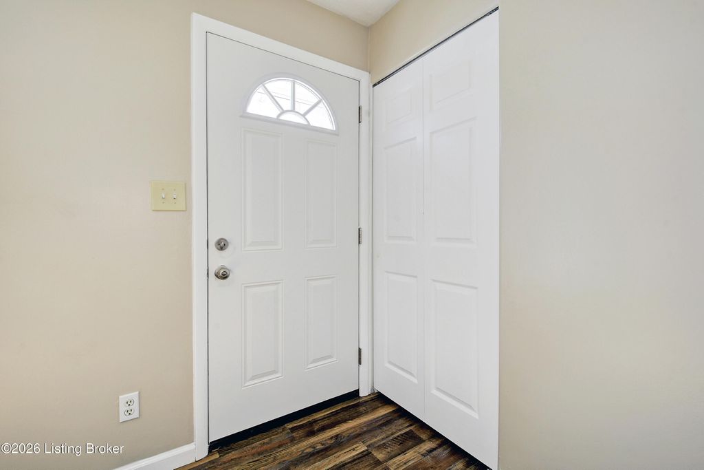 Photo of 7404 Edenroc Ln, Louisville, KY 40258 (MLS # 1707968)