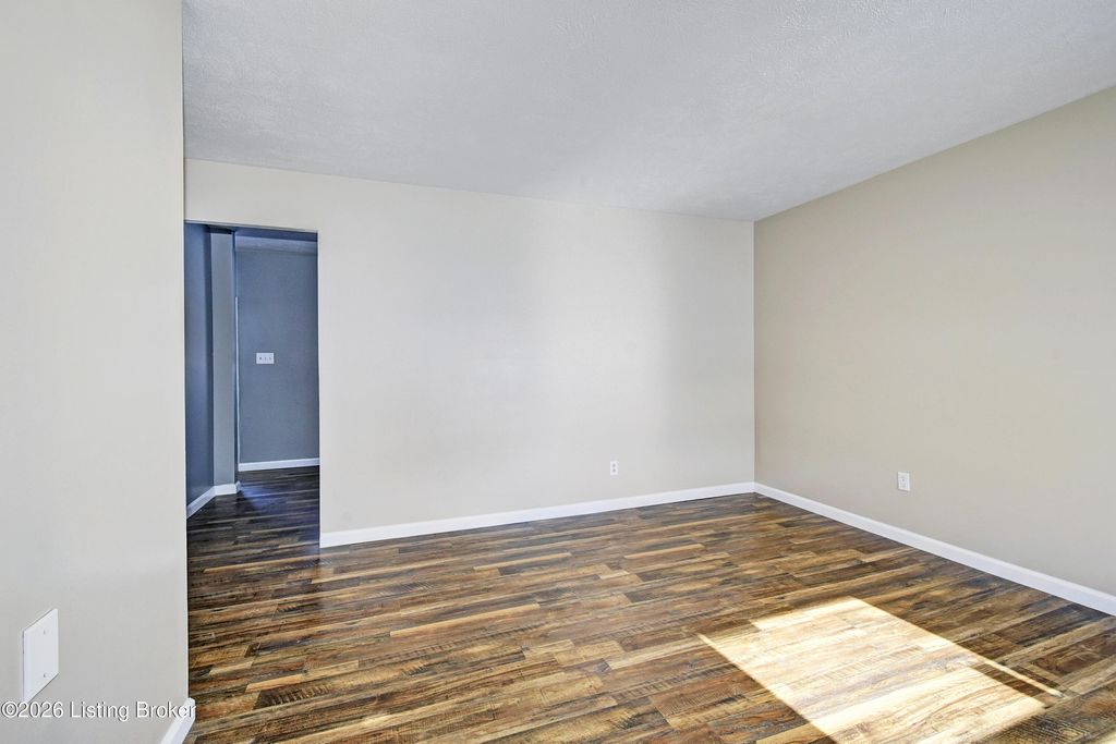 Photo of 7404 Edenroc Ln, Louisville, KY 40258 (MLS # 1707968)