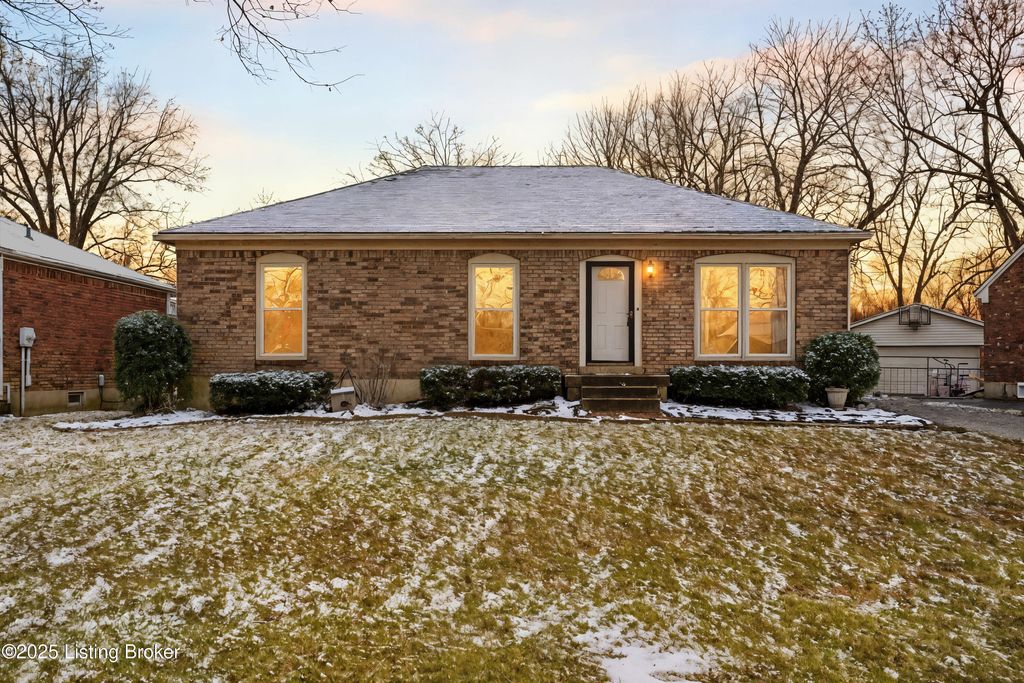 Photo of 6312 Big Ben Dr, Louisville, KY 40291 (MLS # 1705095)