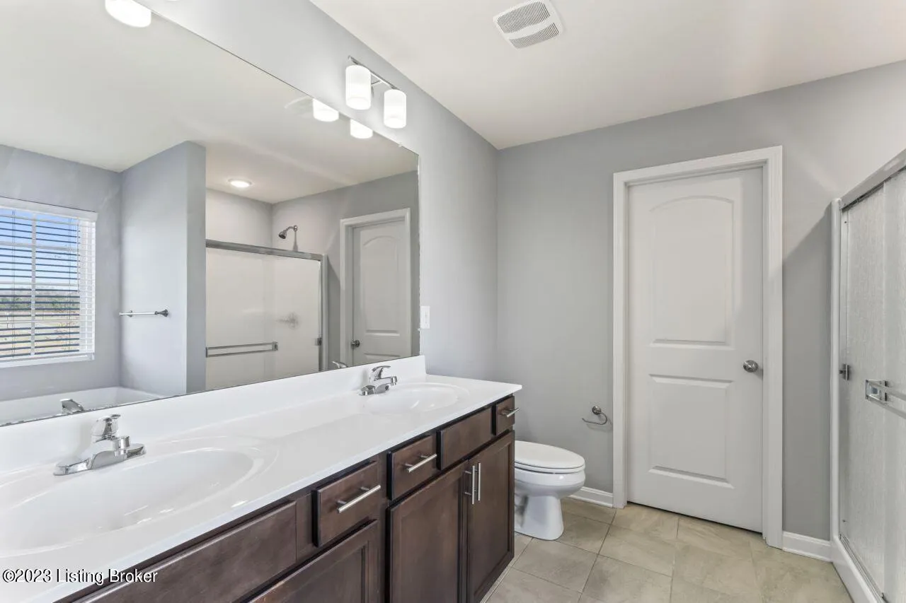 Louisville, Kentucky 40229, United States, 4 Bedrooms Bedrooms, ,3 BathroomsBathrooms,Residential,Active,83441