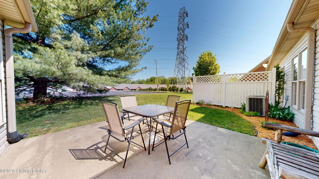 Photo of 2212 Pickwick Dr, New Albany, IN 47150 (MLS # 1715072)