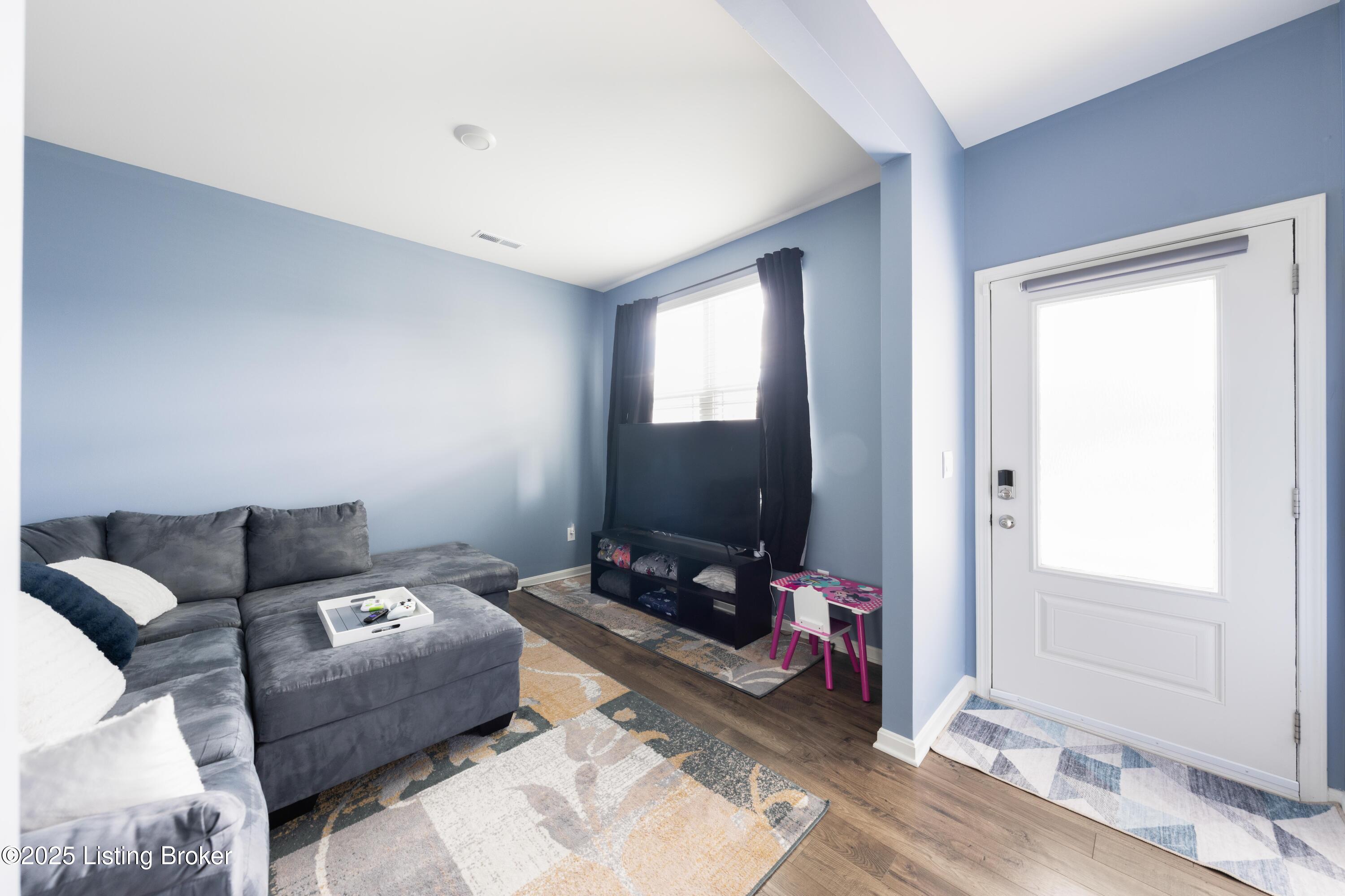 8005 Cedar Meadows Ln, Louisville, Kentucky image 2