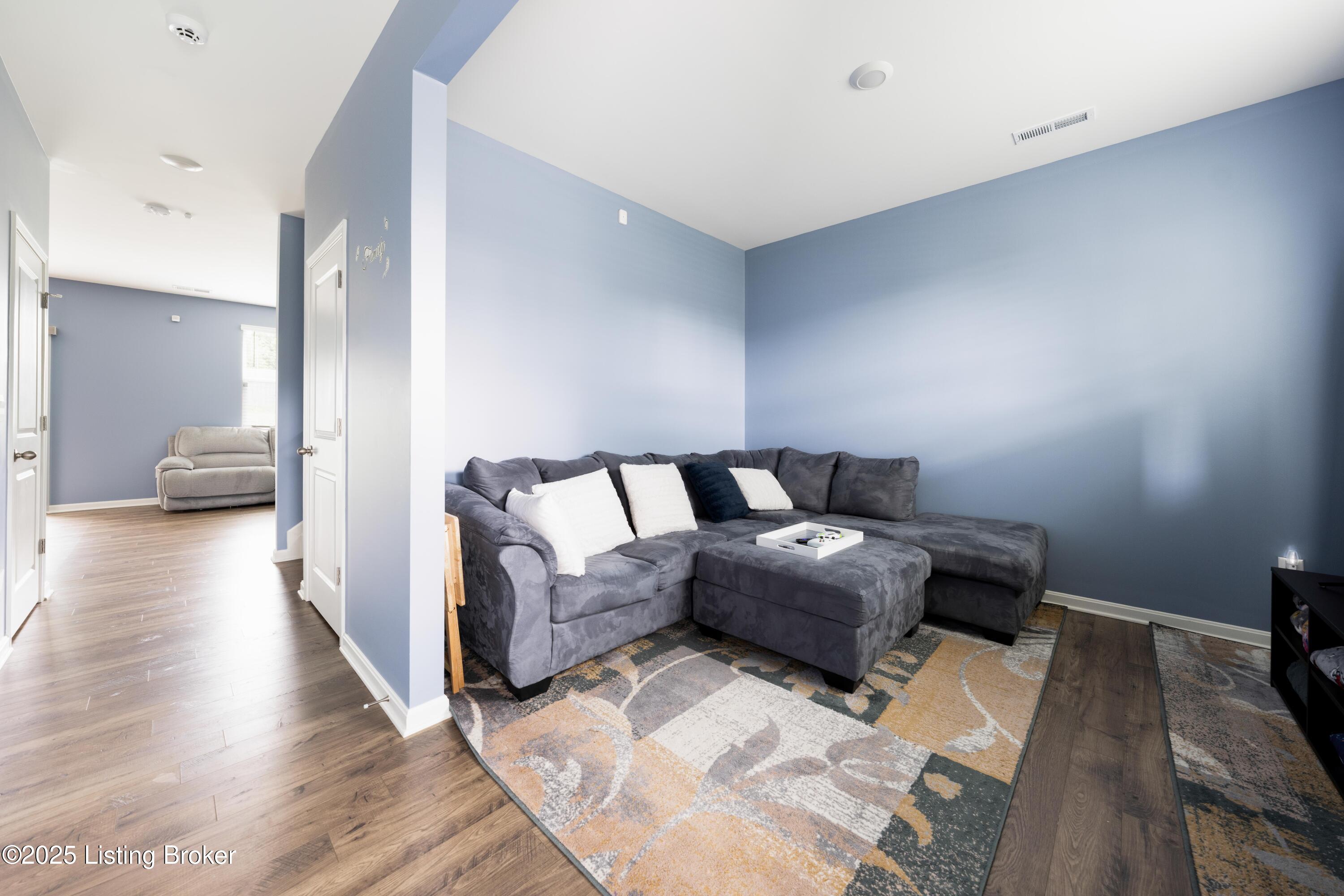 8005 Cedar Meadows Ln, Louisville, Kentucky image 4