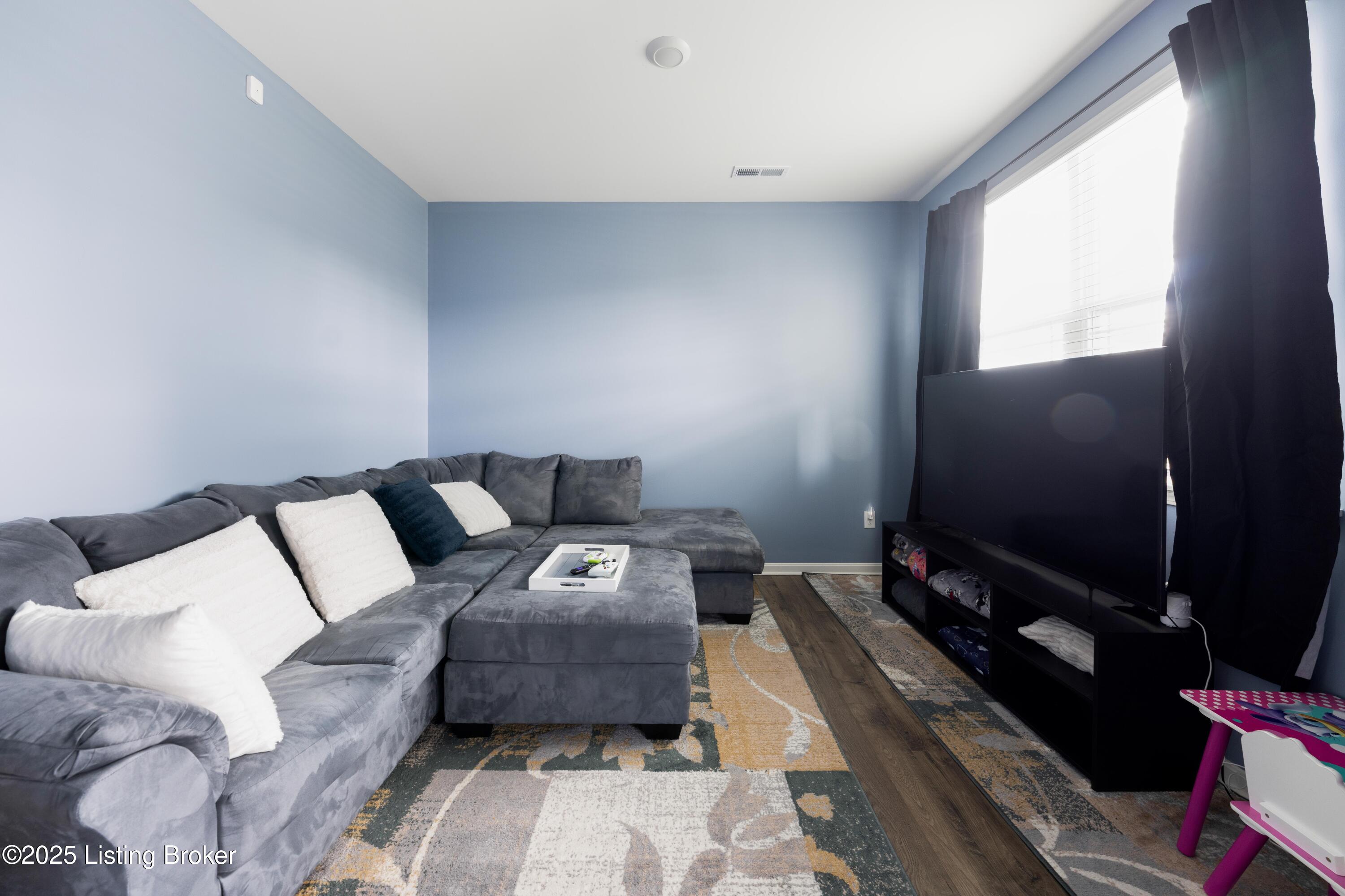 8005 Cedar Meadows Ln, Louisville, Kentucky image 3