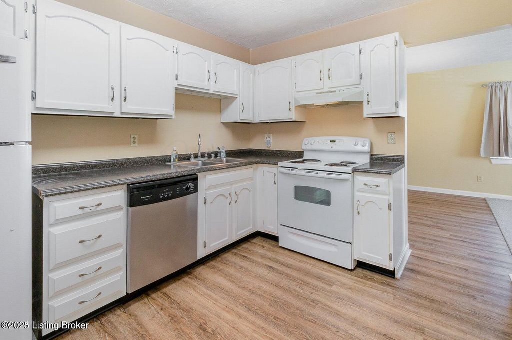 Photo of 312 EL CONQUISTADOR Pl #312, Louisville, KY 40220 (MLS # 1705107)