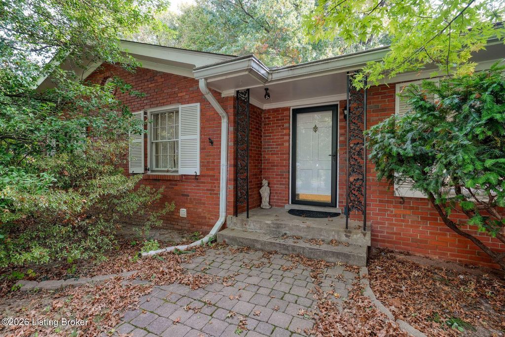 Photo of 2509 Walbrook Dr, Louisville, KY 40222 (MLS # 1714919)