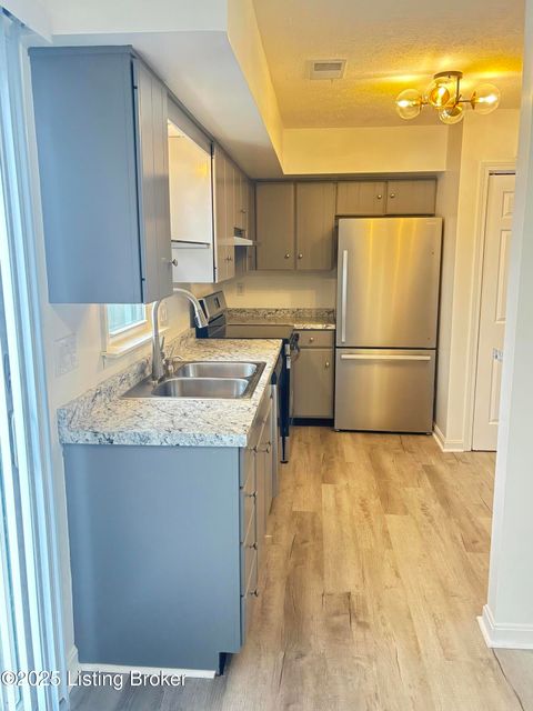 Condo For Sale - 8207 Damascus Cir #D1<br/> Louisville, KY 40228