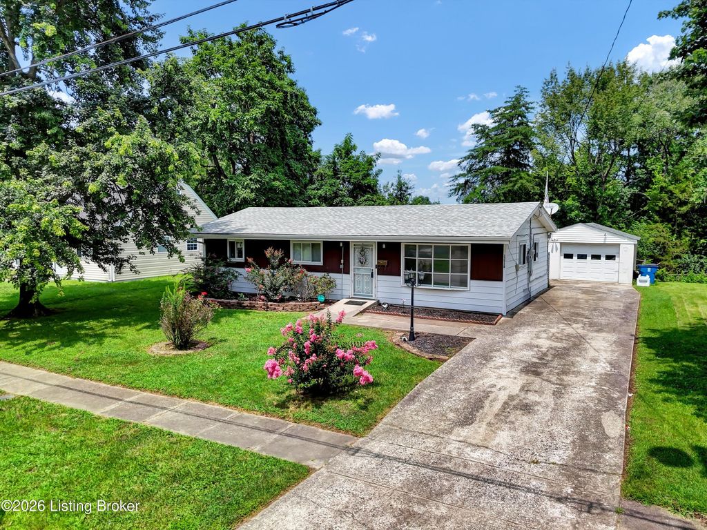 Photo of 13315 Horncastle Way, Louisville, KY 40272 (MLS # 1724172)