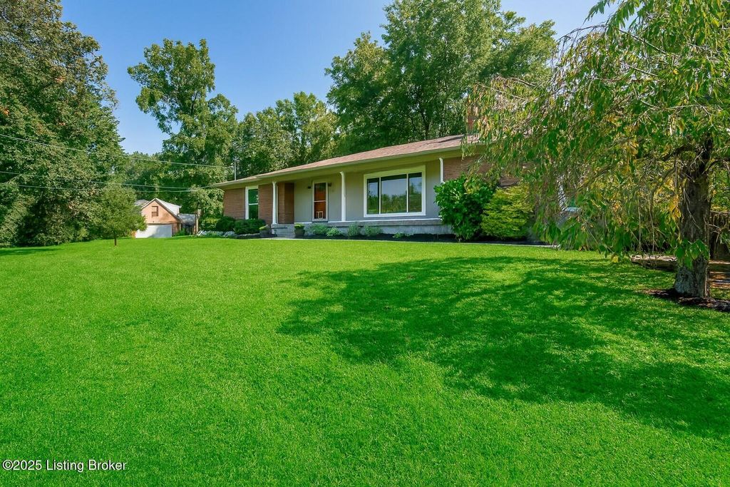 Photo of 3519 Chenoweth Run Rd, Louisville, KY 40299 (MLS # 1703715)