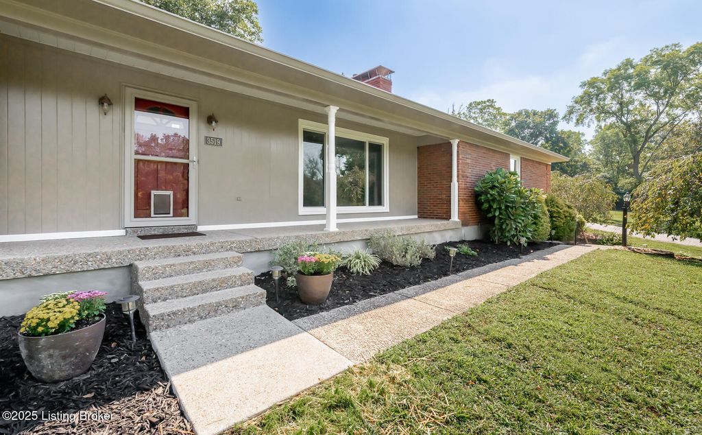 Photo of 3519 Chenoweth Run Rd, Louisville, KY 40299 (MLS # 1703715)