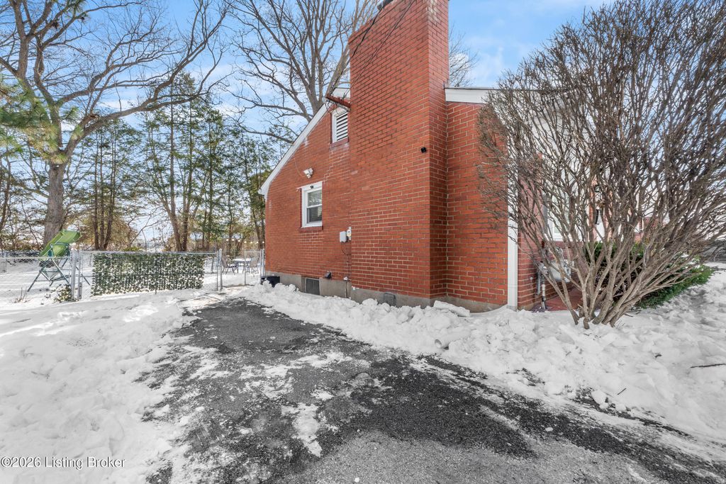 Photo of 1724 Larkmoor Ln, Louisville, KY 40218 (MLS # 1708186)