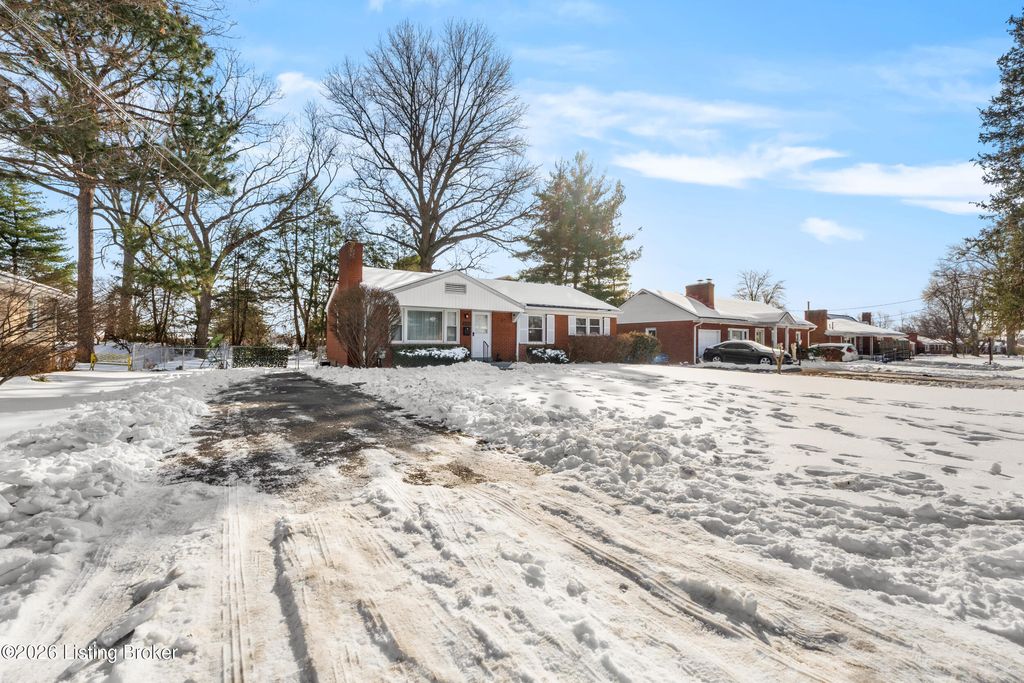 Photo of 1724 Larkmoor Ln, Louisville, KY 40218 (MLS # 1708186)