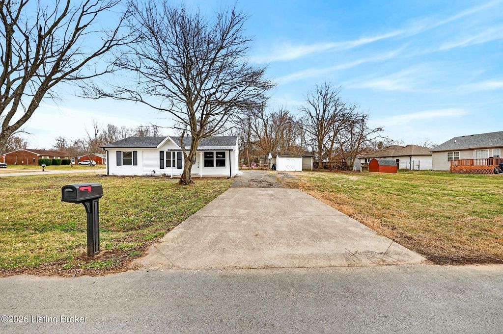 Photo of 4800 Flushing Way, Louisville, KY 40272 (MLS # 1709731)