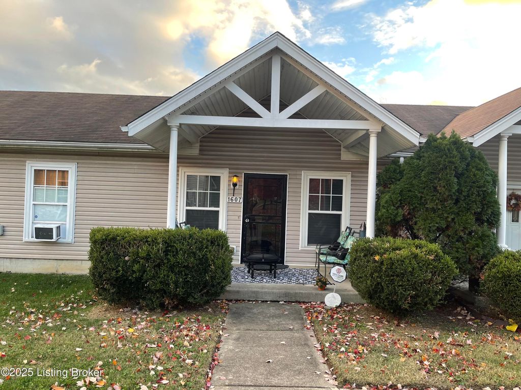 Photo of 1607 Young Ct, Louisville, KY 40211 (MLS # 1713118)