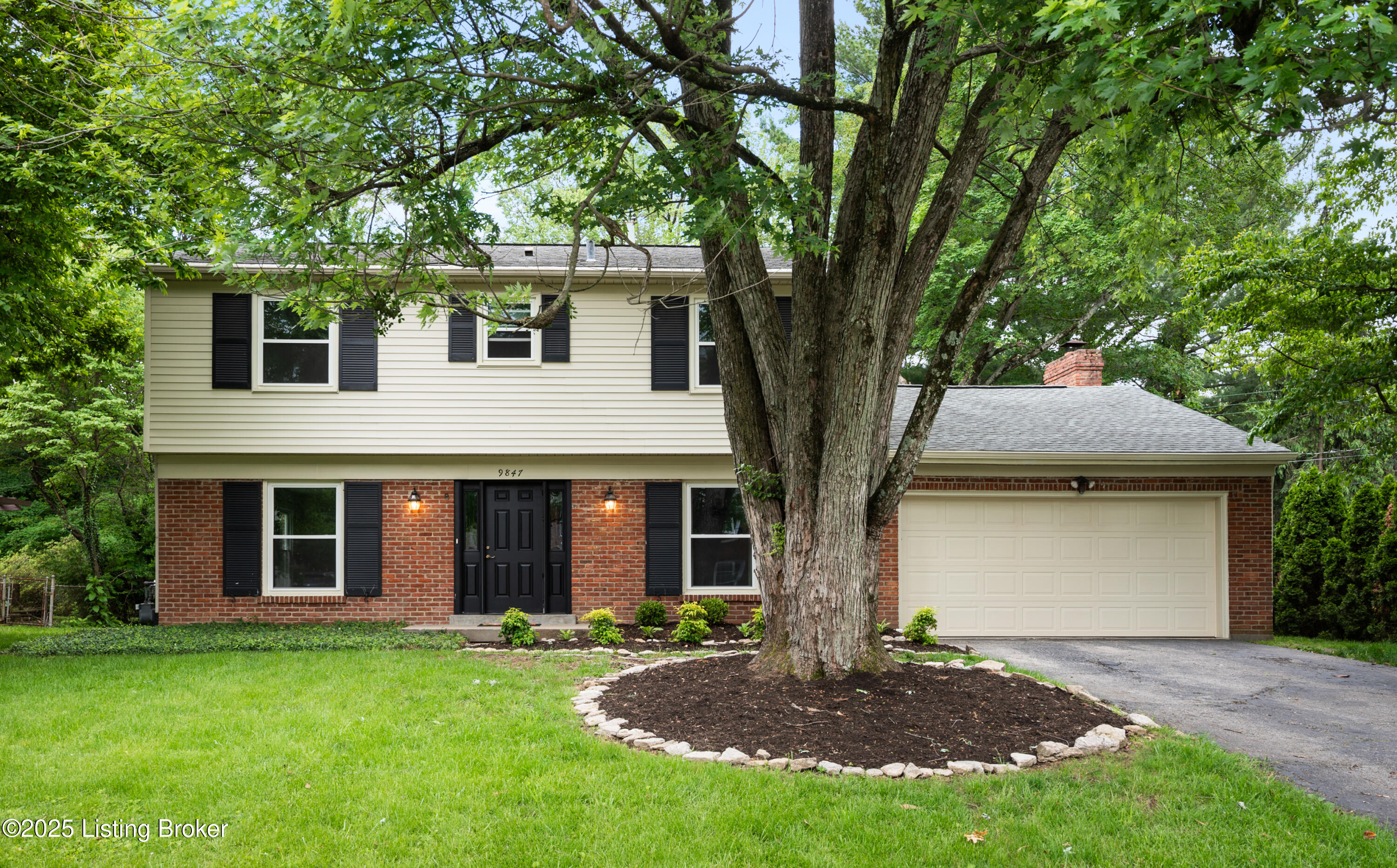 9847 Longwood Cir, Louisville, Pennsylvania image 2