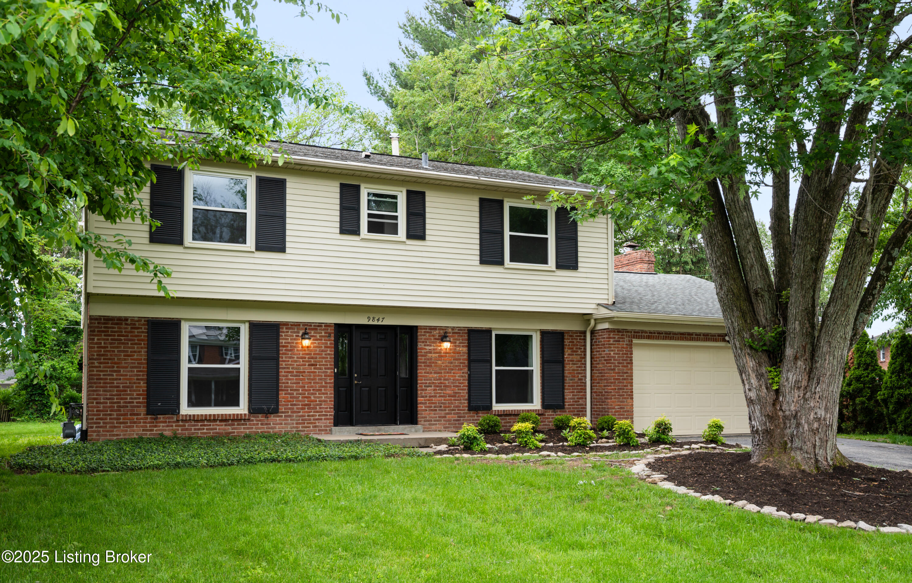 9847 Longwood Cir, Louisville, Pennsylvania image 4
